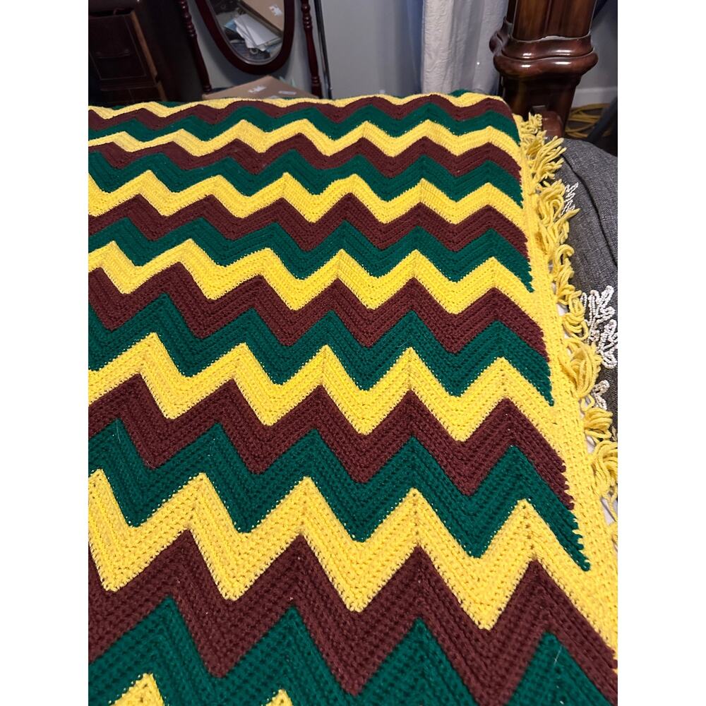1970s crocheted afghan. 74x48 great condition‎